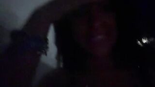 Cammina mostrando le tette e viene notata da un guardone