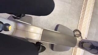 Amiche esibizioniste mostrano le tette e si masturbano in palestra