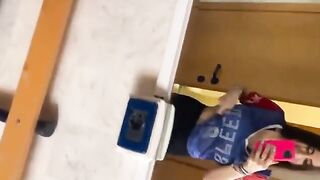 Amiche esibizioniste mostrano le tette e si masturbano in palestra