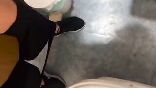 Amiche esibizioniste mostrano le tette e si masturbano in palestra