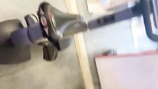 Amiche esibizioniste mostrano le tette e si masturbano in palestra