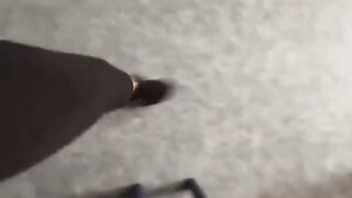 Amiche esibizioniste mostrano le tette e si masturbano in palestra