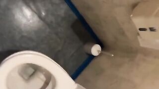 Amiche esibizioniste mostrano le tette e si masturbano in palestra