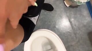 Amiche esibizioniste mostrano le tette e si masturbano in palestra