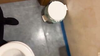 Amiche esibizioniste mostrano le tette e si masturbano in palestra