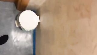 Amiche esibizioniste mostrano le tette e si masturbano in palestra