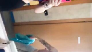 Amiche esibizioniste mostrano le tette e si masturbano in palestra