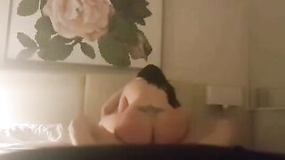 Sei una puttana guarda come zompi sul cazzo troia