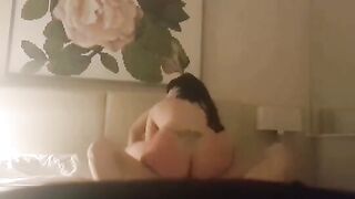 Sei una puttana guarda come zompi sul cazzo troia