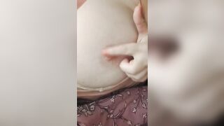 Moglie tettona gioca coi suoi capezzoli