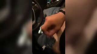 Mi scopo in auto la troia della mia tipa