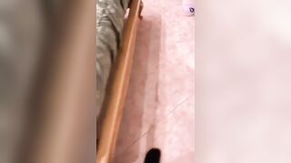 Un cazzo in bocca mentre lo prende a pecorina