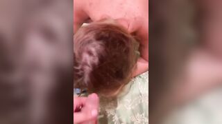 Un cazzo in bocca mentre lo prende a pecorina