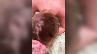 Un cazzo in bocca mentre lo prende a pecorina