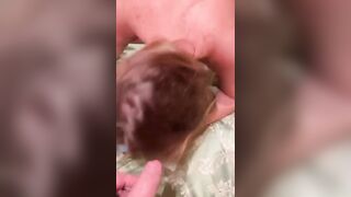 Un cazzo in bocca mentre lo prende a pecorina