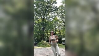 Tiktok di una brunetta molto formosa