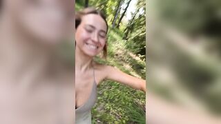 Tiktok di una brunetta molto formosa