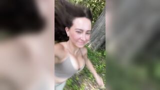 Tiktok di una brunetta molto formosa