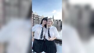 Anteprima del video: Martina zoccoleggia con amica ad Amsterdam