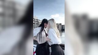 Martina zoccoleggia con amica ad Amsterdam