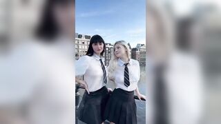 Martina zoccoleggia con amica ad Amsterdam