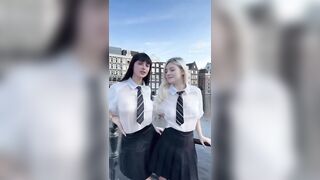 Martina zoccoleggia con amica ad Amsterdam