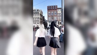 Martina zoccoleggia con amica ad Amsterdam