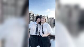 Martina zoccoleggia con amica ad Amsterdam