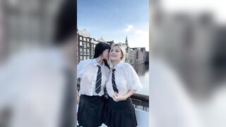 Martina zoccoleggia con amica ad Amsterdam