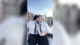 Martina zoccoleggia con amica ad Amsterdam