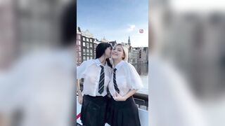 Martina zoccoleggia con amica ad Amsterdam