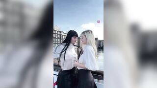 Martina zoccoleggia con amica ad Amsterdam