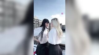 Martina zoccoleggia con amica ad Amsterdam