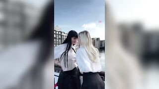 Martina zoccoleggia con amica ad Amsterdam