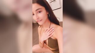 Morettina si tocca la fica con plug anale