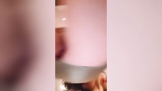 Morettina si tocca la fica con plug anale