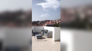 Esibizionista italiana nuda sul balcone