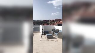 Esibizionista italiana nuda sul balcone