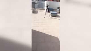 Esibizionista italiana nuda sul balcone