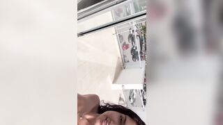 Esibizionista italiana nuda sul balcone