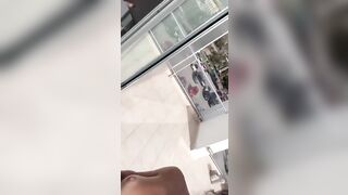 Esibizionista italiana nuda sul balcone