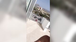 Esibizionista italiana nuda sul balcone