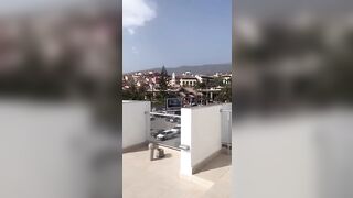 Esibizionista italiana nuda sul balcone