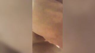 Elena spompina deodorante e se lo infila nella fica