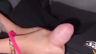 POV studentessa lo succhia a lungo nell'auto