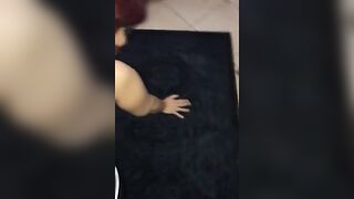 Faccio leccare i piedi alla schiava e poi mi fa una pompa