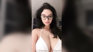 Anteprima del video: Bruna italiana dalle tette spaziali