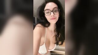 Bruna italiana dalle tette spaziali