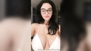 Bruna italiana dalle tette spaziali