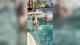 Anteprima del video: Marika Milani e amica fanno le troie in piscina